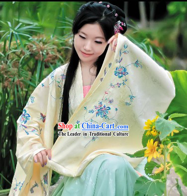 Embroidered Historical Dress of the Han Chinese people