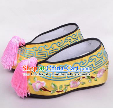 Chinese Ancient Peking Opera Young Lady Embroidered Hua Tan Shoes, Traditional China Beijing Opera Princess Wedding Yellow Embroidered Shoes