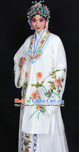 Traditional China Beijing Opera Young Lady Hua Tan Costume White Embroidered Cape, Ancient Chinese Peking Opera Female Diva Embroidery Chrysanthemum Dress Clothing