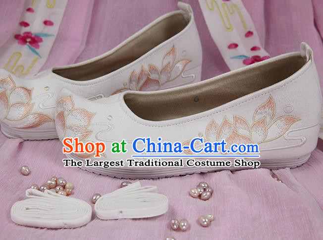 Chinese Handmade Embroidered Lotus White Cloth Bow Shoes Traditional Ming Dynasty Hanfu Shoes Princess Shoes for Women