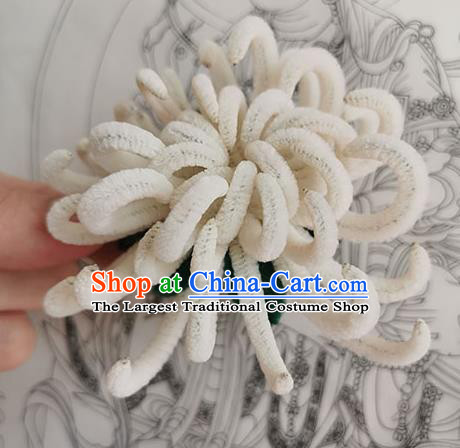 China Traditional Ming Dynasty White Velvet Chrysanthemum Hair Claw Handmade Ancient Princess Hair Stick