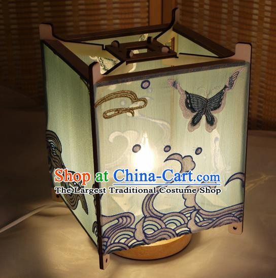 China Handmade Desk Lamp Embroidered Palace Lantern Embroidery Butterfly Lantern