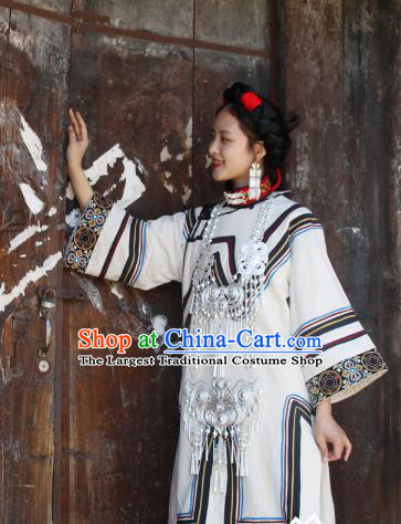 China Yi Nationality Wedding Bride White Outfits Clothing Traditional Liangshan Ethnic Folk Dance Costumes and Headpiece