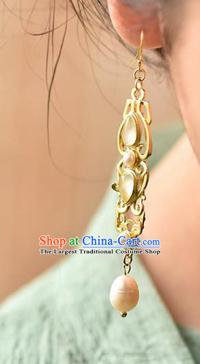 China Traditional Cheongsam Golden Earrings Handmade Pearl Chalcedonye Ear Accessories