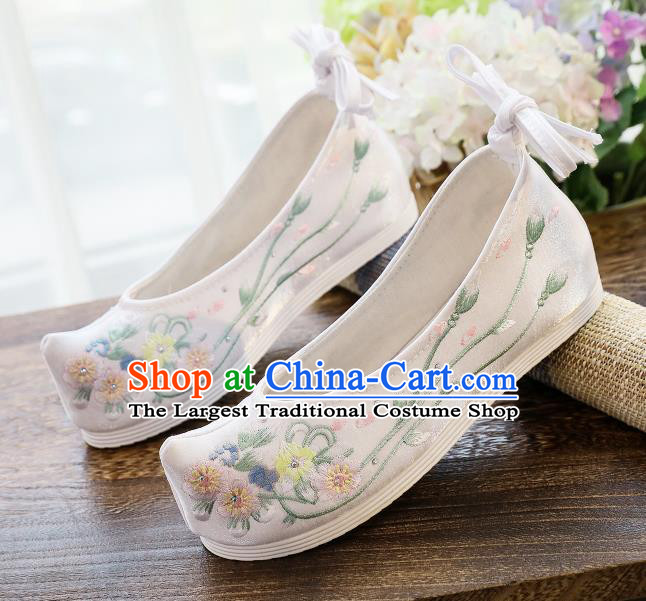 China Traditional Ming Dynasty Hanfu Shoes Handmade Princess Shoes National Embroidered Flowers White Cloth Shoes
