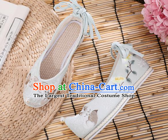 China Traditional Fan Dance Shoes Embroidered Fox Shoes Handmade National Light Blue Cloth Shoes