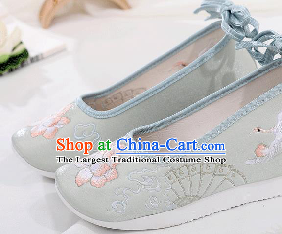 China Ancient Princess Light Green Cloth Shoes Traditional Ming Dynasty Embroidered Shoes