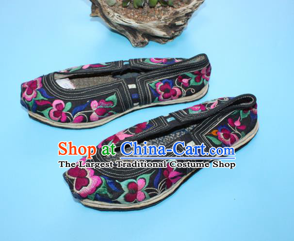 Chinese Handmade Yi Nationality Shoes Yunnan Woman Cloth Shoes Traditional Ethnic Black Embroidered Shoes