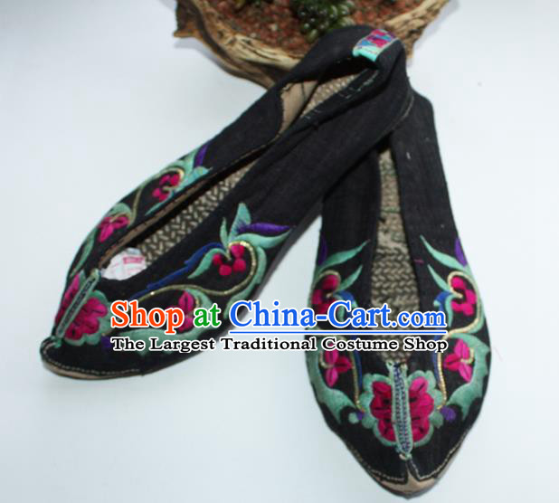 Chinese Handmade Strong Cloth Soles Shoes Yi Nationality Black Embroidered Shoes Yunnan Ethnic Folk Dance Shoes