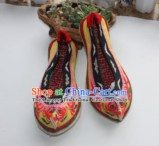 Chinese Yunnan Yi Nationality Dance Shoes National Female Shoes Handmade Ethnic Embroidered Yellow Cloth Shoes
