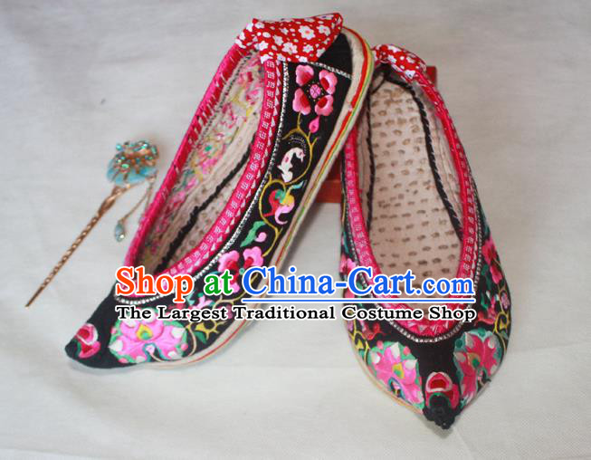 Chinese National Yunnan Black Embroidered Shoes Handmade Ethnic Shoes Yi Nationality Young Lady Shoes