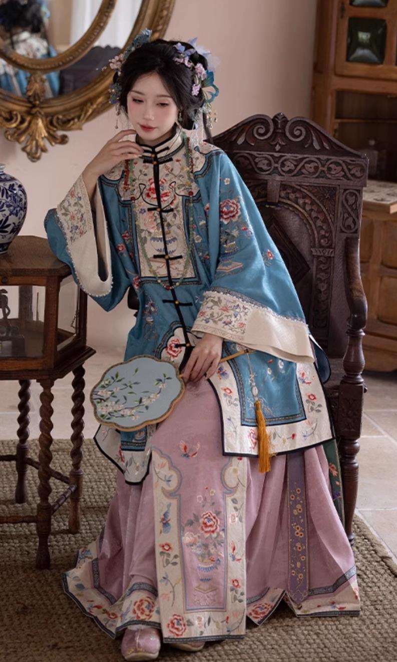 Ancient China Noble Lady Blue Blouse and Mamian Skirt Chinese Qing Dynasty Young Woman Clothing Complete Set