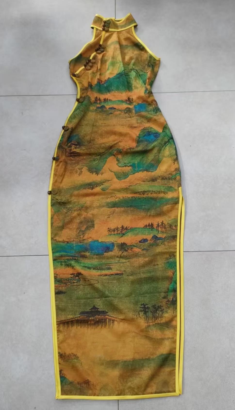 Custom 150kg Chinese Style A Thousand Miles Of Golden Mountains Spaghetti Strap Sleeveless Qipao Round Neckline Handmade Frog Buttons Cheongsam