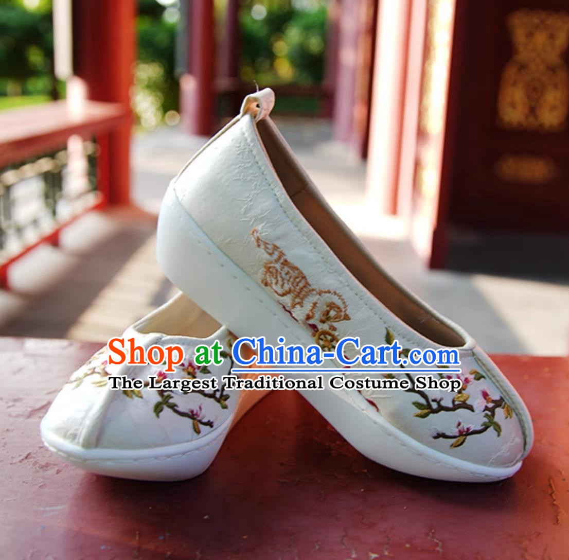 White Embroidered Chinese Shoes Ming Dynasty Dengyun Shoes Women Hanfu Shoes