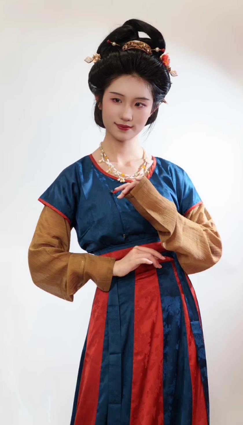 Early Tang Dynasty Drooping Collar Blouse Beizi Eighteen Pleated Skirt Complete Set
